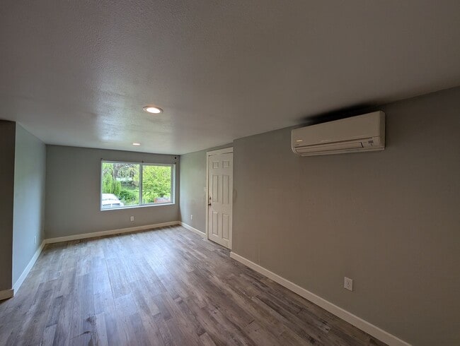 Building Photo - LANM5th Unit LANM629