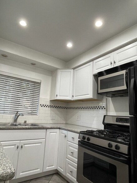 Photo - 221 N Swall Dr Apartments