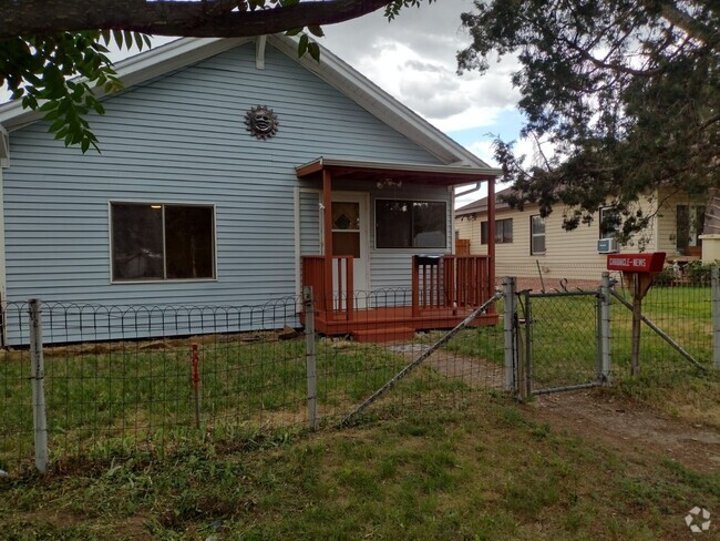 Building Photo - Renovated 2 bed 1.5 bath  home