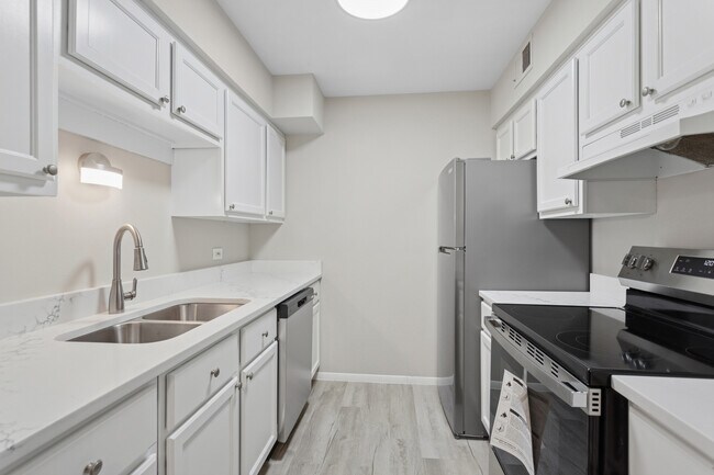 Photo - 6185 Pinewood Ct Unidad 202