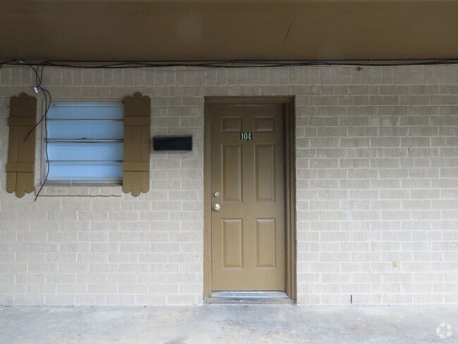 Building Photo - Cozy Two Bedroom One Bathroom Apartment!