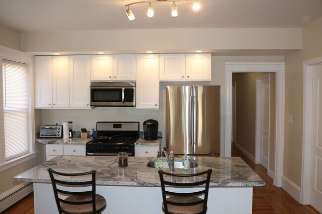 Building Photo - Updated 3 bedroom in Elmhurst / by Providence College Unit #1