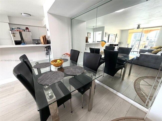 Photo - 19701 E Country Club Dr Unidad 5601