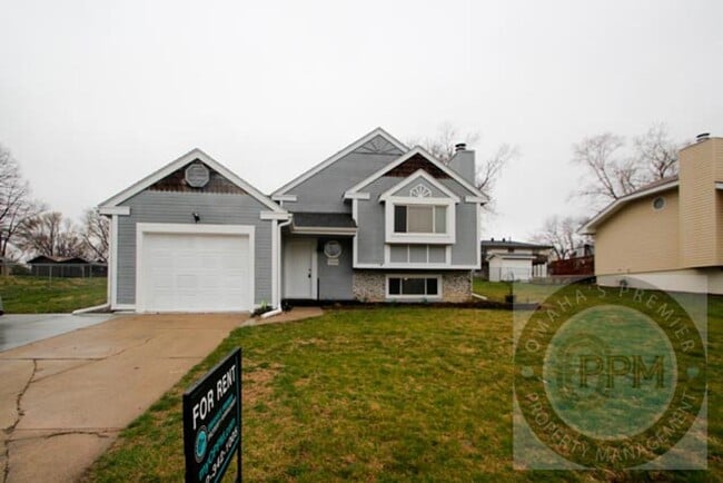 Building Photo - Spacious 4-bedroom, 3-bath home in Omaha