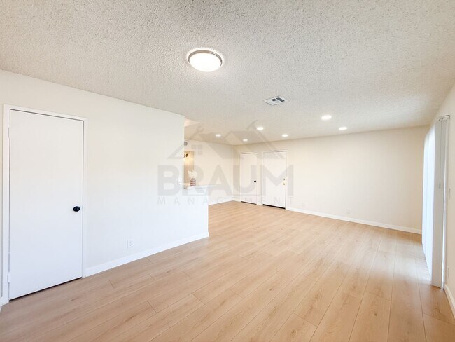 14801 Delano St Unidad 8