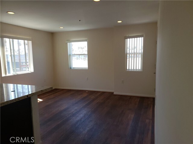 14537 Archwood St Unit 302