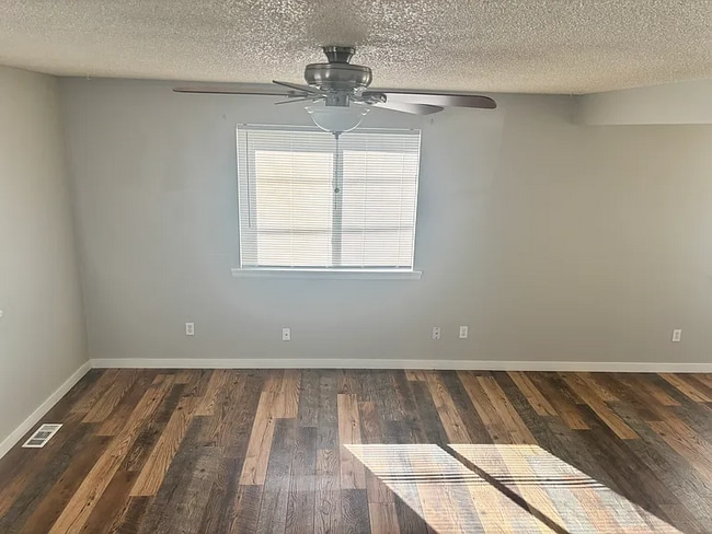 Photo - 4725 Nelson St