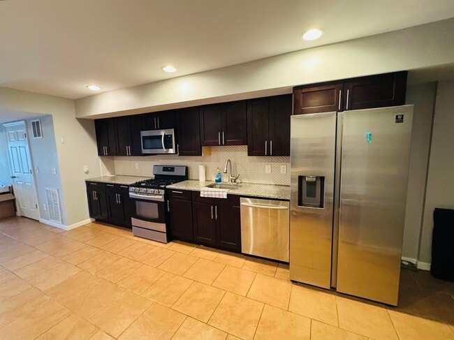 Building Photo - 447 Mercer St Rental
