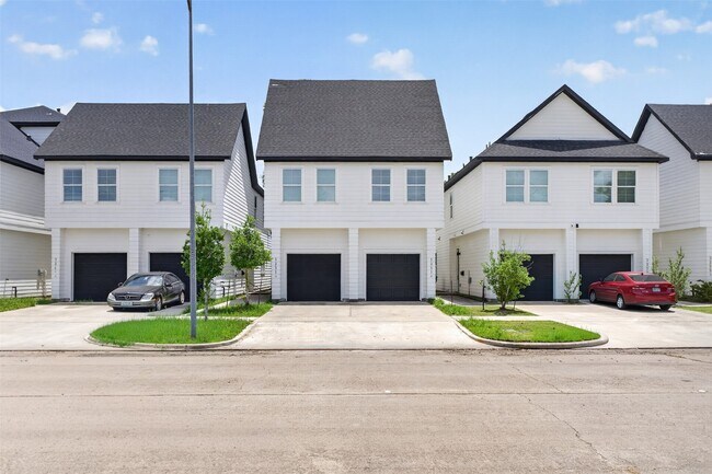 Photo - 3229 Real St