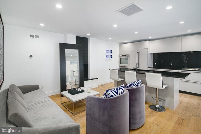 Photo - 1126 Lombard St