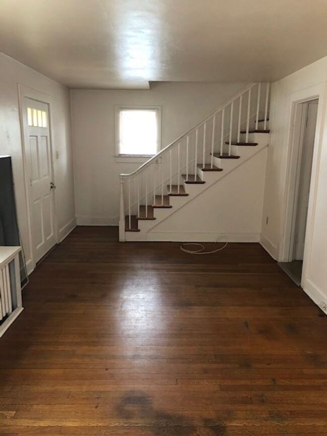 3 Bed, 1 Bath Home Conveniently located to... - 3 Bed, 1 Bath Home Conveniently located to...