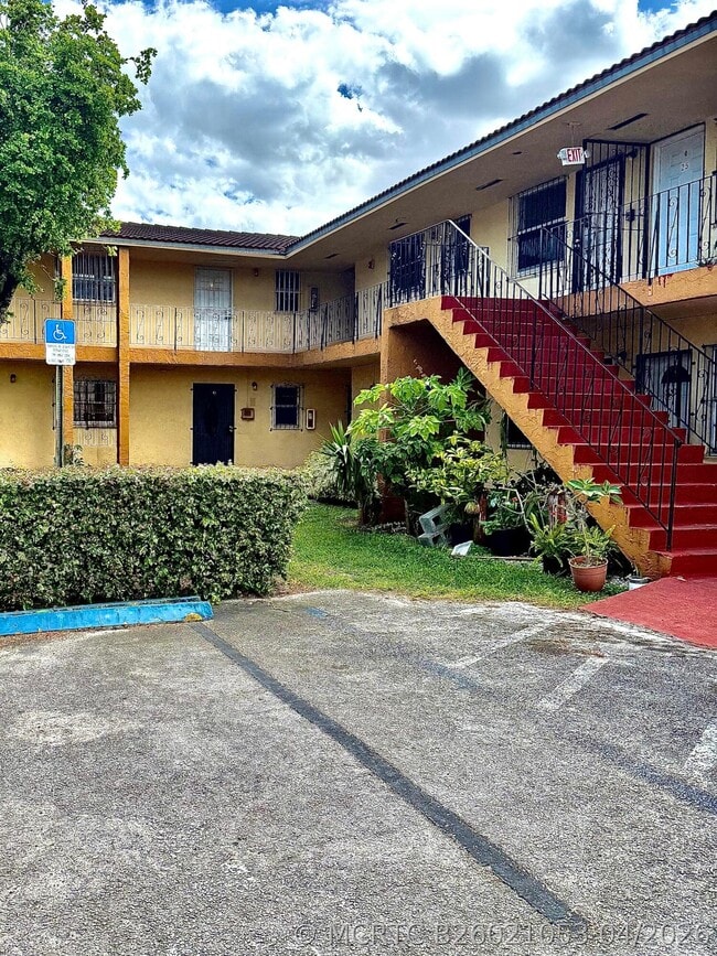Building Photo - 4050 NW 135th St Unit 22-1