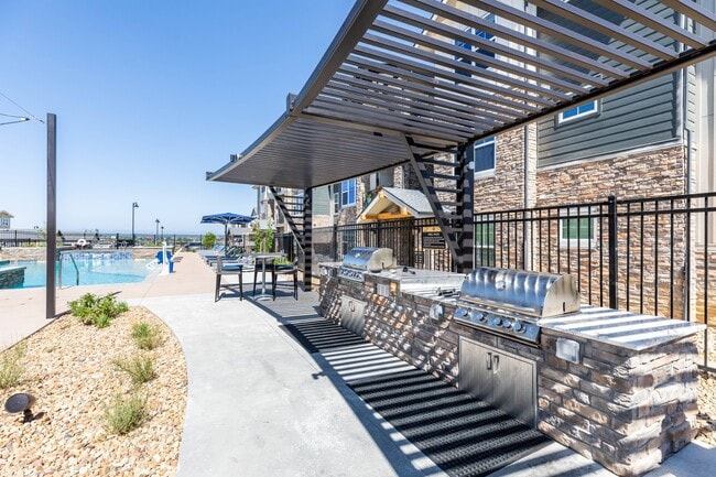 Estación de parrilla junto a la piscina - Peakline at Copperleaf