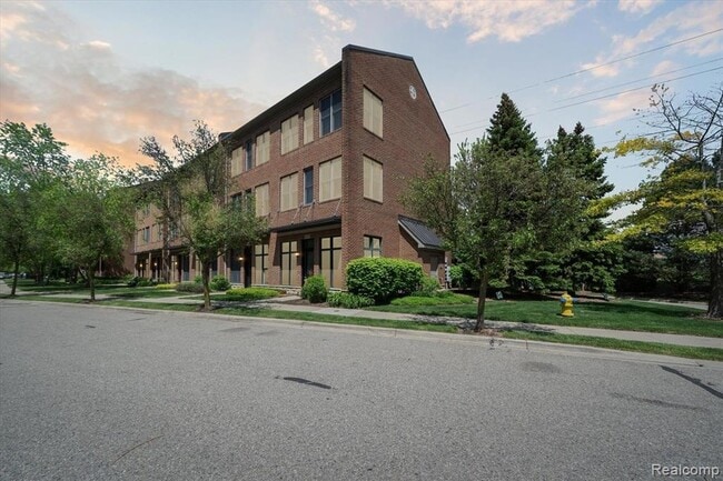 Building Photo - 537 Lewis St