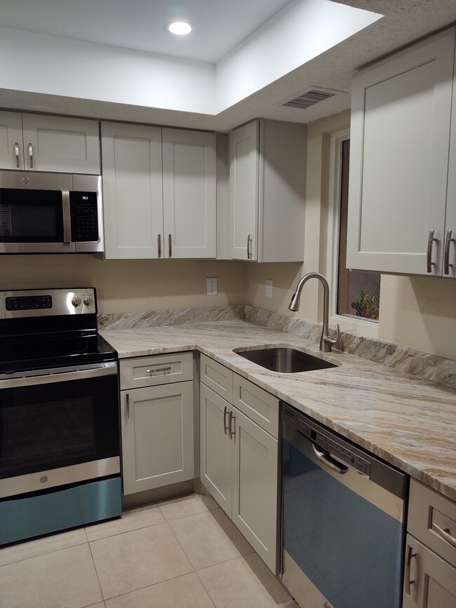 encimeras de granito - 1524 SE Royal Green Cir Unidad Q102