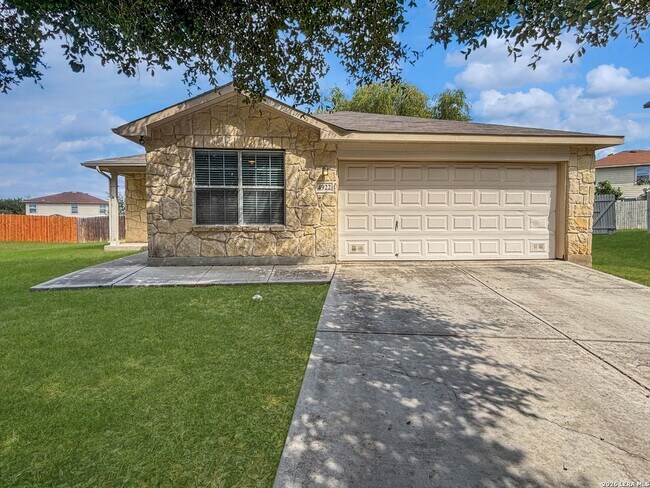 Building Photo - Elegant 3-bedroom, 2-bath single-story home located near FT Sam and Randolph AFB!