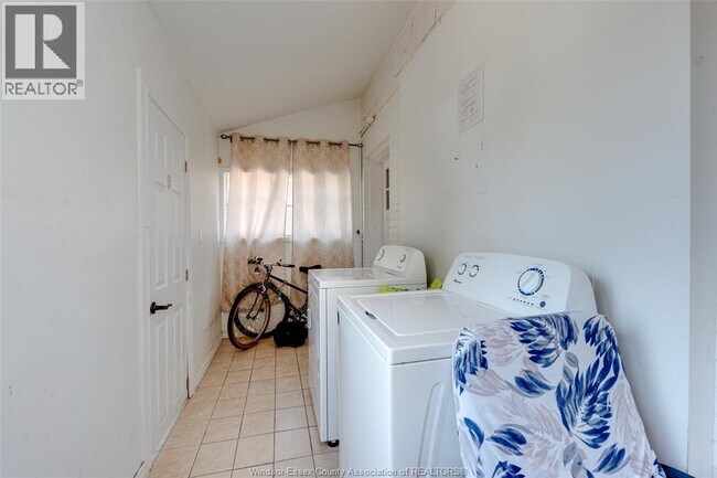 Photo - 1627 Marentette Ave