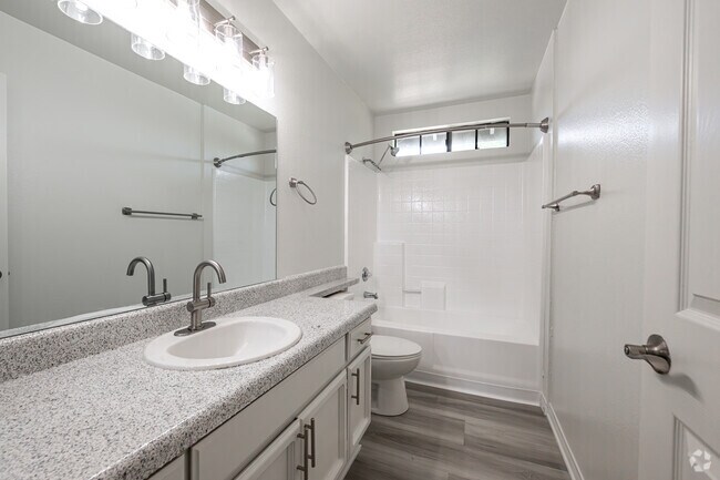 2BR, 2BA - 1,275SF - Secondary Bathroom