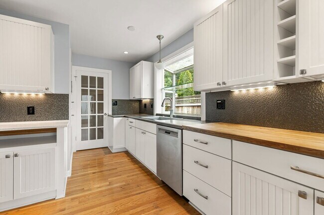 4133 N Willamette Blvd