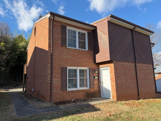 Building Photo - Roanoke Duplex