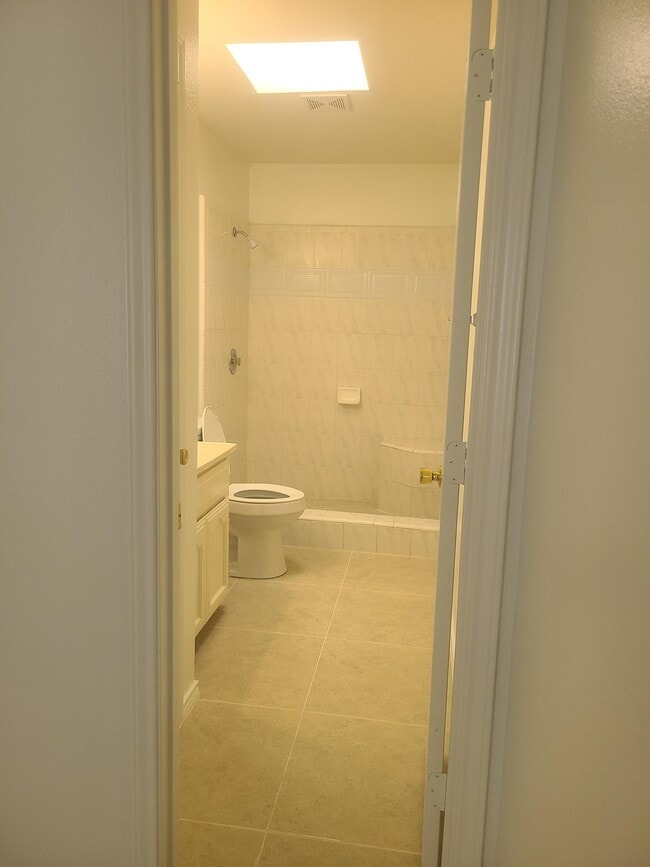 Building Photo - 1012 Lexington Cir Unit 2