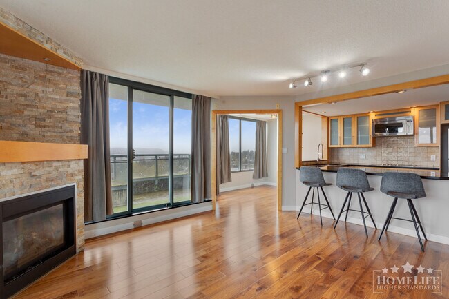 Photo - Spacious 1 Bedroom + Den Home with Exceptional Views in Surrey City Centre Unité 1405