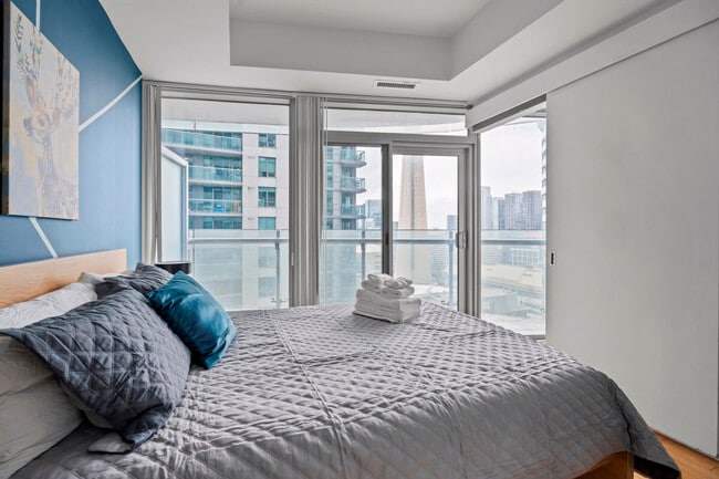 Photo - 25 Lower Simcoe St Unit SI FL23-ID1543058P