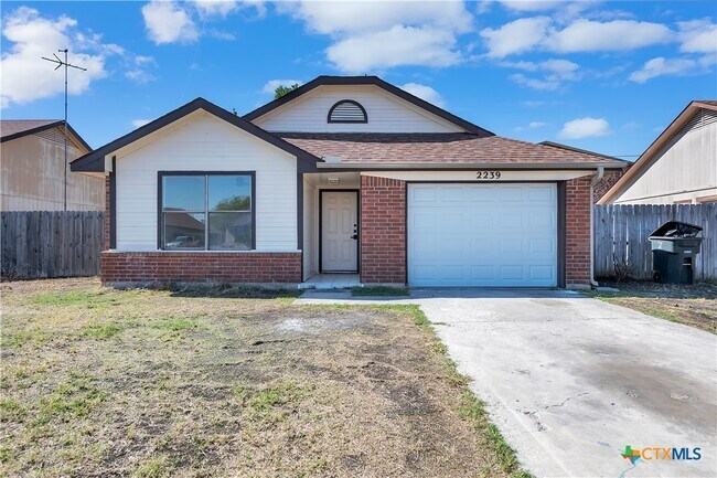 Building Photo - 2239 Hilltop Loop