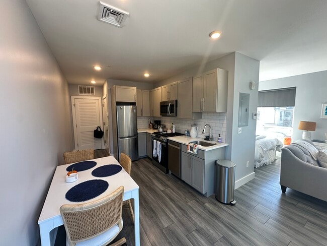 Building Photo - 55 W 5th St Unit 302
