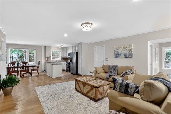 Photo - 2560 Skyland Trail NE