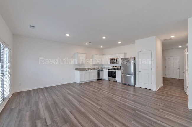 Photo - 205 Fenchurch Wy