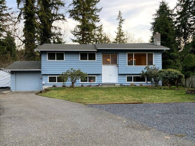 Building Photo - Extremely Spacious 5bd/2bth Split Level Home!