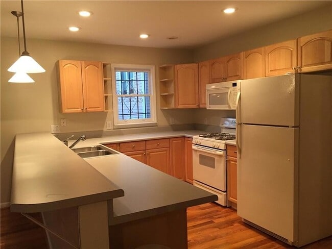 Photo - 685 Garibaldi St SW