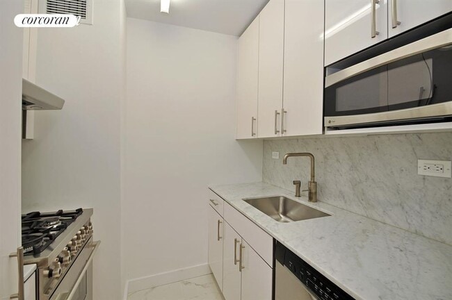 Photo - 322 W 57th St