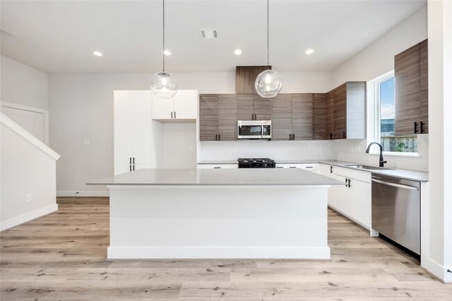 Photo - 318 Charlock St