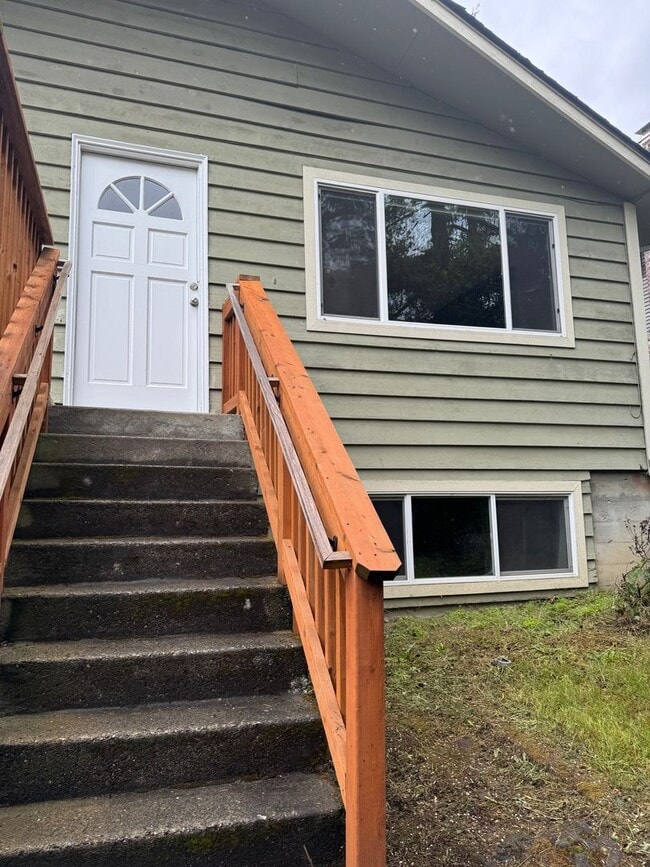 Photo - Spacious 4 Bedroom in Beacon Hill! Lots of Updates, Perfect Location!