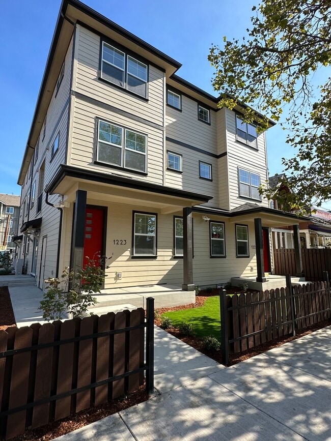 Photo - NEW 4 Bedroom / 4.5 Bath Townhome. A/C in every bedroom