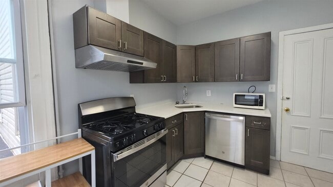 Building Photo - 23 Sherman Pl Unit 2