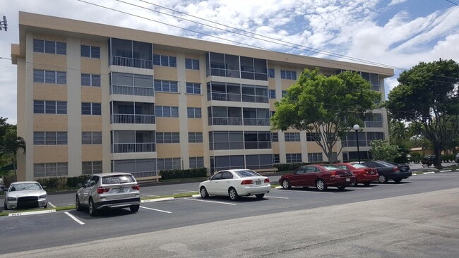 Building Photo - 50 SW 3rd Ave Unit 2010