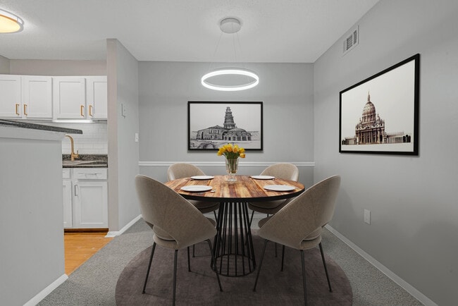 Renovated 1 Bedroom - Dining