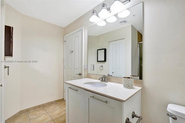 Photo - 511 SE 5th Ave Condo Unit 605