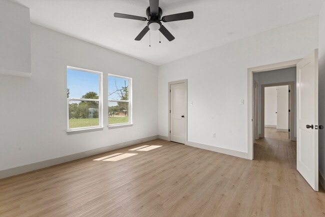 Photo - 402 E Charles St