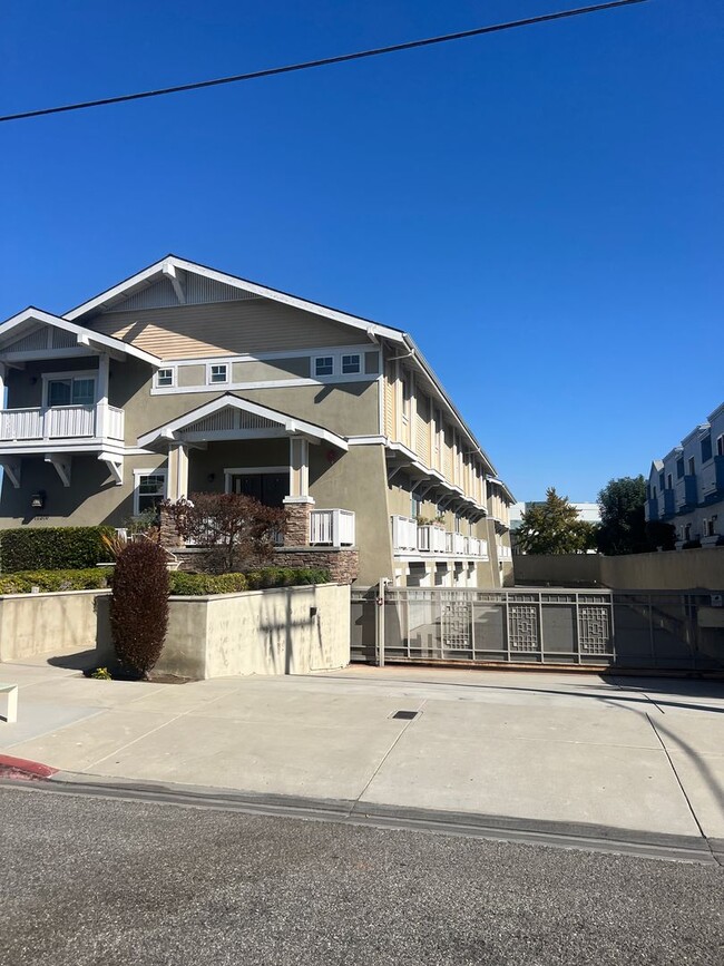 Modern 2-Bed, 2.5-Bath Townhome in Gardena... - Modern 2-Bed, 2.5-Bath Townhome in Gardena...