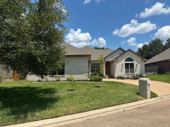Photo - College Station - 3 bedroom 2 bath- 2 car garage - fenced in back yard home in Castlegate