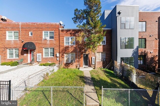 Building Photo - 905 19th St NE