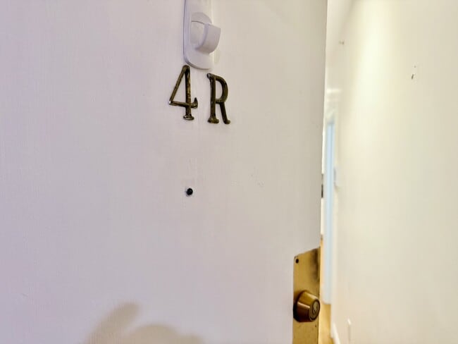 Building Photo - 90 W Cedar St Unit 4R