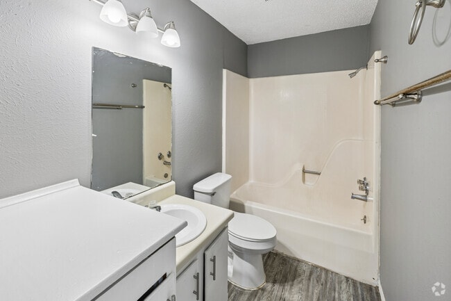 2BR, 1BA - 839SF - Bathroom