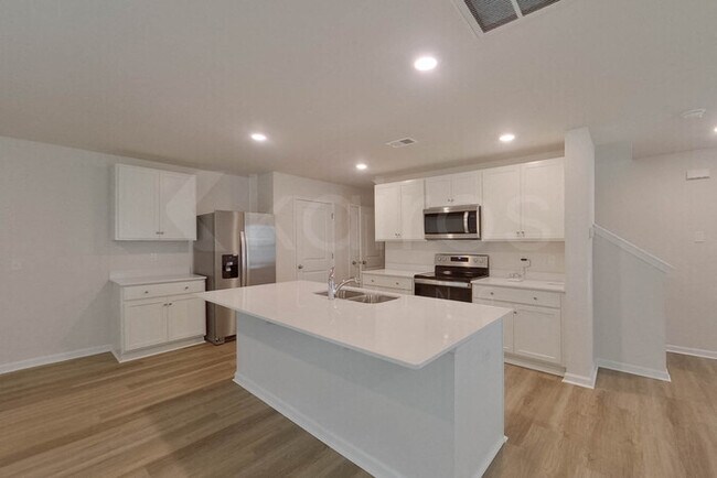 Photo - 108 Overstreet Way