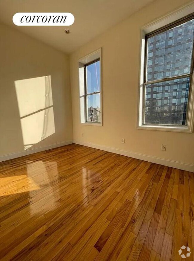 Building Photo - 114 E 1st St Rental