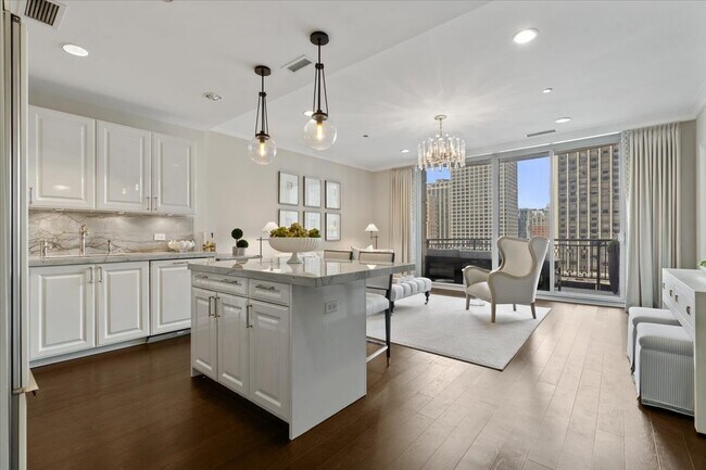 Photo - 10 E Delaware Pl Unit 11A